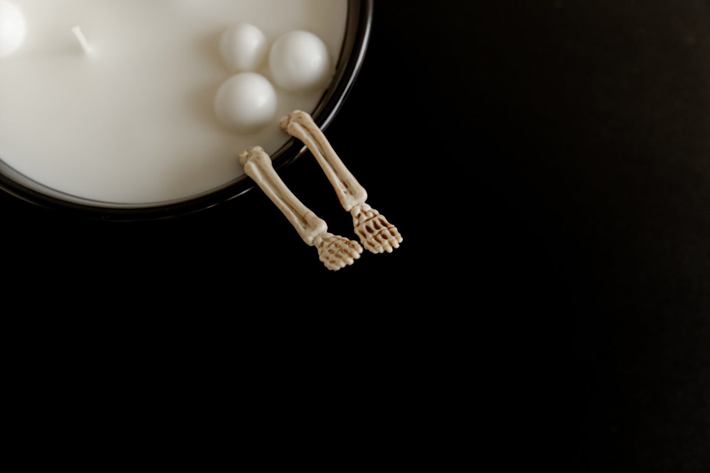Bathing Beauty Skeleton Candle